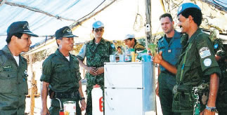 陸幕長（当時）として訪れたカンボジアPKO活動現場（左から2人目）