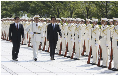 安倍内閣総理大臣と小野寺防衛大臣の画像