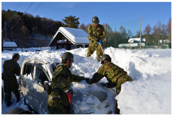 除雪を行う陸自隊員の画像