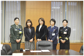 防衛省の服務管理官と女性幹部自衛官の画像