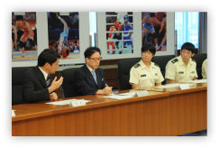 自衛官メダリストと小野寺防衛大臣の画像