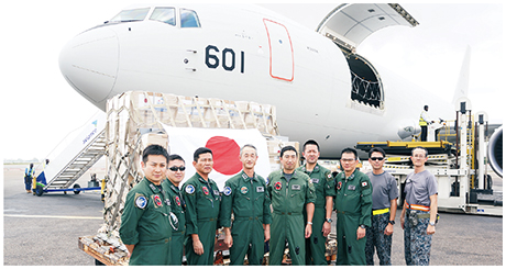 防護具を空輸した空自隊員の画像