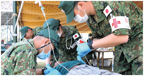 ネパールで医療活動を行う陸自隊員の画像