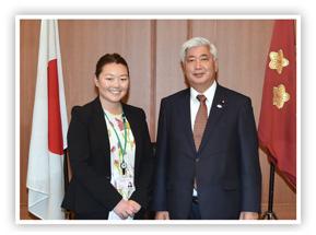 中谷防衛大臣と筆者の画像