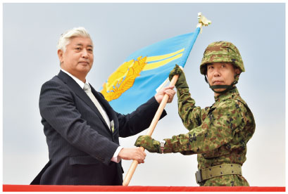 中谷防衛大臣と西部方面総監の画像