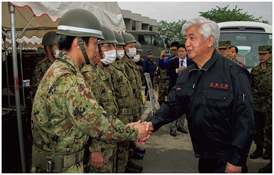 平成28年熊本地震において、現地の災害派遣部隊を激励する中谷防衛大臣の画像