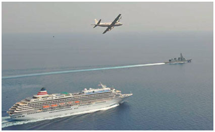 船舶を護衛する護衛艦（右奥）とP-3C哨戒機の画像