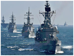 整列して航行する護衛艦の画像