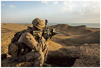 16（平成28）年3月、イラクでの「固有の決意作戦」（対ISIL軍事作戦）において警戒任務にあたる米海兵隊員【米国防省HP】の画像