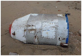 鳥取県海岸で発見された北朝鮮が発射したテポドン2派生型の一部とみられる漂着物【鳥取県提供】の画像