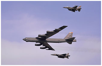 北朝鮮による核実験を受けて韓国、烏山（オサン）付近で韓国空軍のF-15K及び米空軍のF-16と共に低空飛行を行う米空軍のB-52【米空軍提供】の画像