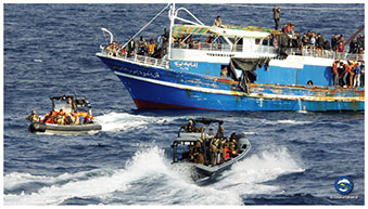 地中海において難民を救助する地中海EU海軍部隊【EU NAVFOR SOPHIA】の画像
