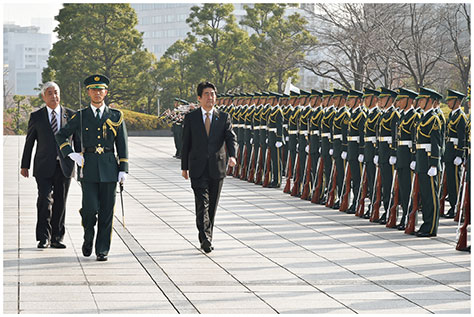 特別儀じょう隊を巡閲する安倍内閣総理大臣と中谷防衛大臣の画像