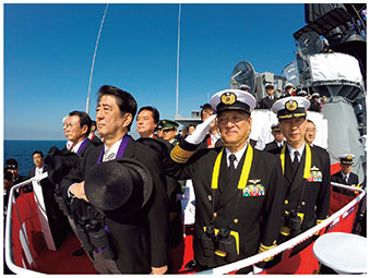 自衛隊観艦式において登舷礼（とうげんれい）を受ける安倍内閣総理大臣の画像