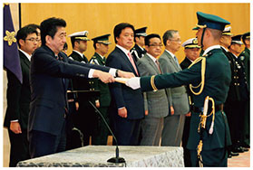 安倍内閣総理大臣から特別賞状を授与される特別儀じょう隊【内閣広報室提供】の画像