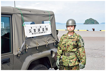 災害派遣に従事する大崎2佐の画像