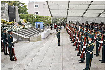 平成27年度自衛隊殉職隊員追悼式の様子の画像