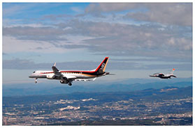 MRJと随伴機T-4の画像