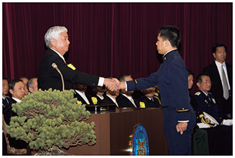 防衛医科大学校卒業式で卒業証書を授与する中谷防衛大臣の画像