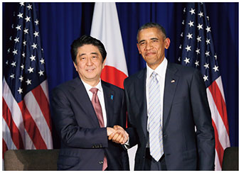 APEC首脳会議への出席に際し、握手する安倍内閣総理大臣とオバマ米大統領（15（平成27）年11月）【内閣広報室提供】の画像