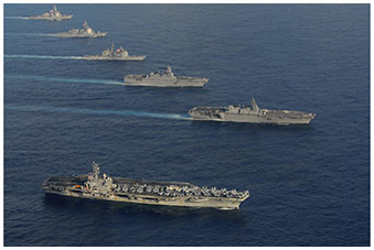 海上自衛隊演習（実動演習）において共同訓練を行う日米の艦隊の画像