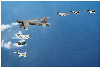 日米豪共同訓練（コープ・ノース・グアム）で編隊飛行中の日米の航空機の画像