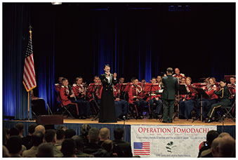 米国防総省において実施された「トモダチ作戦５周年記念式典」において、米軍音楽隊の伴奏に合わせて歌う自衛隊の音楽隊員の画像