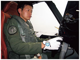 操縦士としてP-3Cに搭乗する筆者の画像