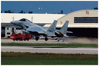 緊急発進するF-15戦闘機の画像