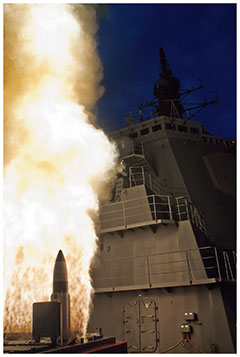 SM-3ミサイルの発射訓練を行う海自イージス艦の画像