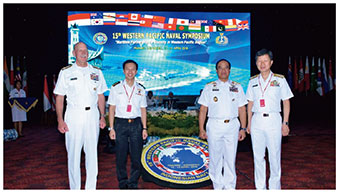 WPNSに参加した武居海上幕僚長（右）の画像