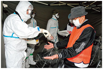 北海道原子力防災訓練において放射線量の測定をする陸自隊員の画像