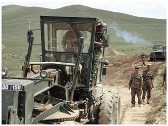 モンゴルにおいて道路構築教育を行う隊員の画像