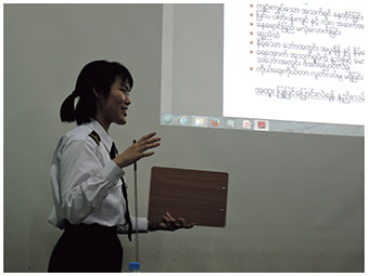 ミャンマーにおいて潜水医学に関する講義を行う隊員の画像