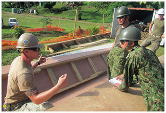 パシフィック・パートナーシップにおいて建設活動に従事する隊員の画像