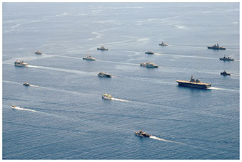 コモド2016に参加する護衛艦「いせ」と他国艦艇の画像