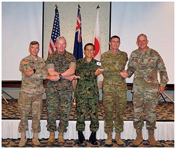 米太平洋特殊作戦コマンド司令官（左）、米太平洋海兵隊司令官（左から2人目）、豪陸軍本部長（右から2人目）、米太平洋陸軍司令官（右）と交流する岩田陸幕長（中央）の画像