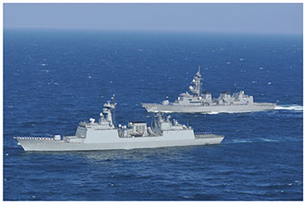 韓国海軍艦艇（手前）と訓練を行う海自艦艇（奥）の画像