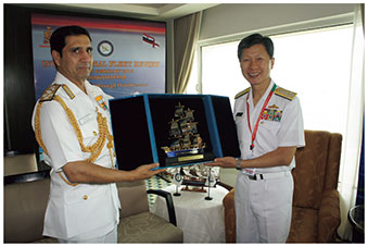 インド海軍参謀総長（左）と交流する武居海幕長（右）の画像