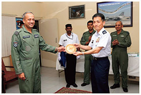 インド空軍関係者と交流する筆者（右）の画像