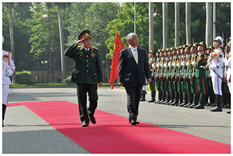 ベトナム国防省で栄誉礼・儀じょうを受ける中谷防衛大臣（15（平成27）年11月）の画像