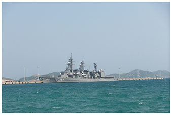 カムラン湾国際港に入港した護衛艦「ありあけ」、「せとぎり」の画像