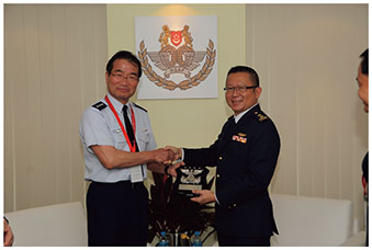 シンガポール空軍参謀総長（右）と交流する杉山空幕長（左）の画像