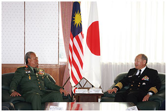 マレーシア国軍司令官（左）と会談する河野統幕長（右）の画像