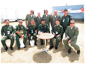 RIAT会場で英空軍隊員及び同僚と筆者（前列左から3人目）の画像