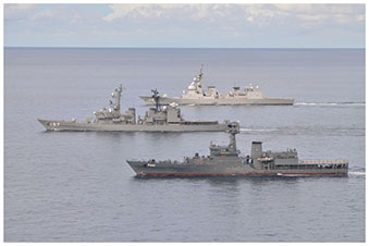 スリランカ海軍（手前）と親善訓練を行う海自艦艇（中央、奥）の画像