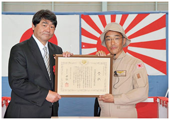 派遣海賊対処行動航空部隊帰国行事に参加する藤丸政務官（左）の画像