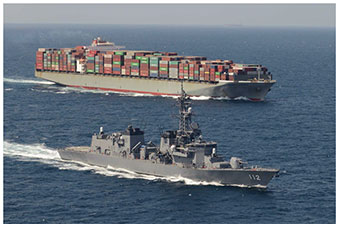 民間船舶を護衛する護衛艦の画像