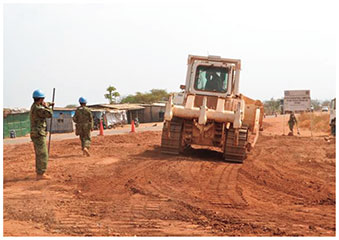 UNMISSで道路建設に従事する隊員の画像