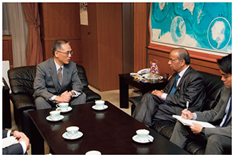 国連フィールド支援局長（右から2人目）とPKOについて意見交換する黒江事務次官（左）の画像